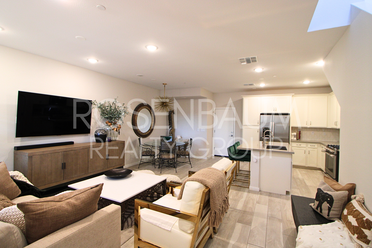 724 E Lark St #102 - Photo 3 of 32