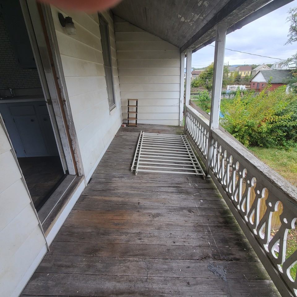 115 Center St - Photo 3 of 11