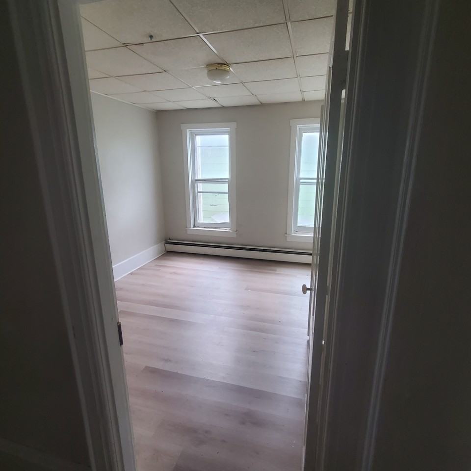 115 Center St - Photo 4 of 11