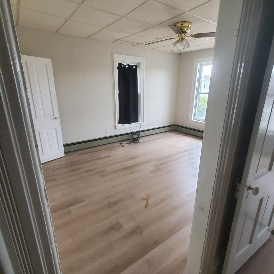 115 Center St - Photo 5 of 11