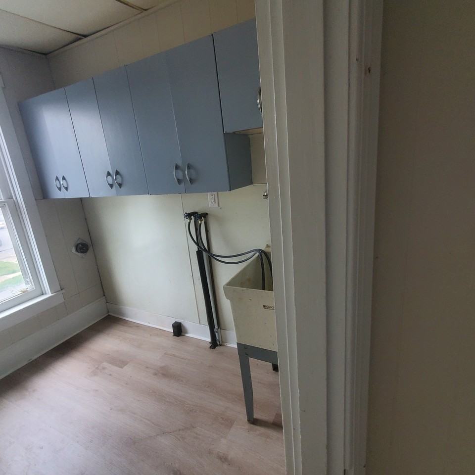 115 Center St - Photo 7 of 11