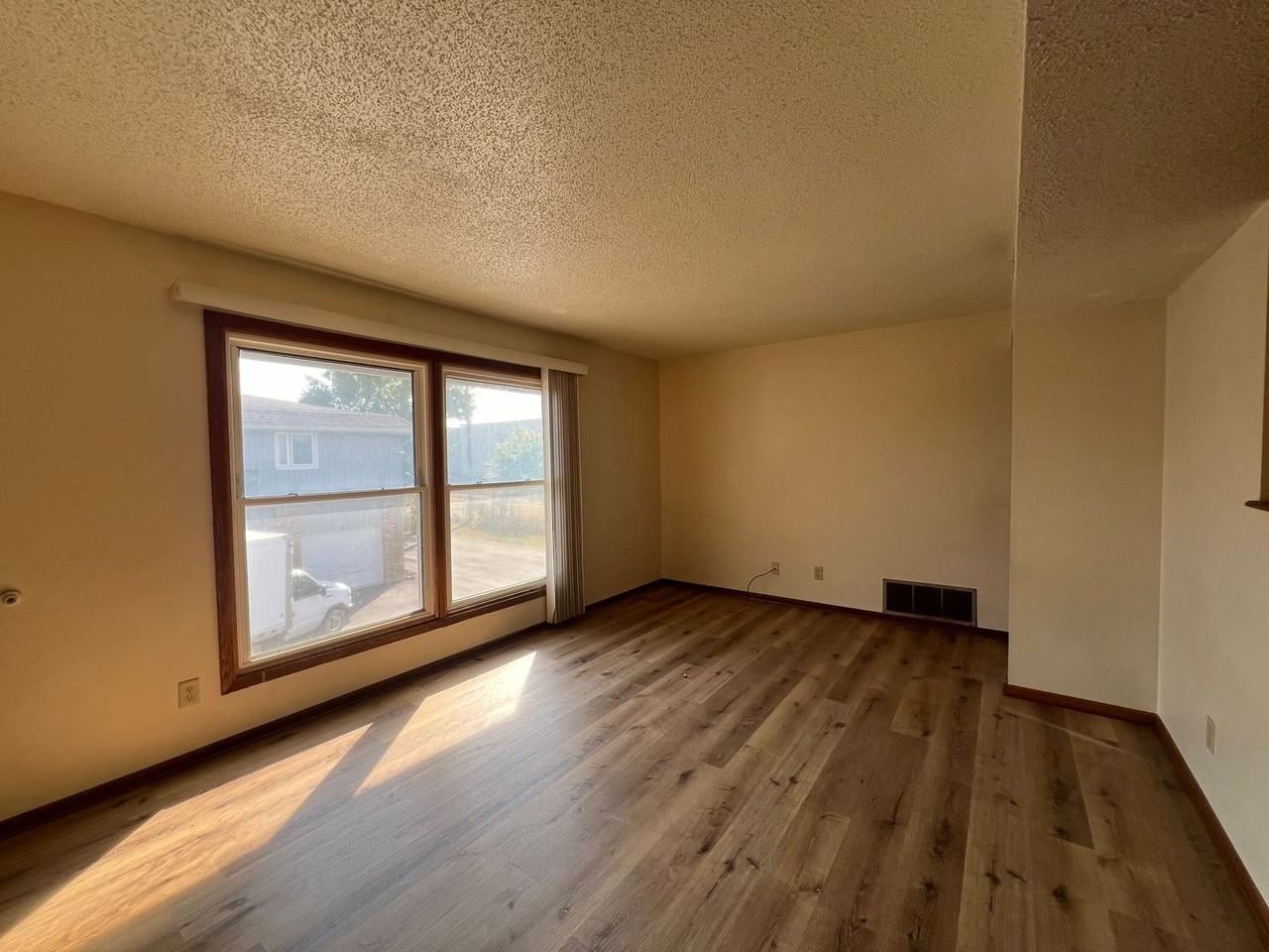 1435 4th Ave SE - Photo 3 of 13