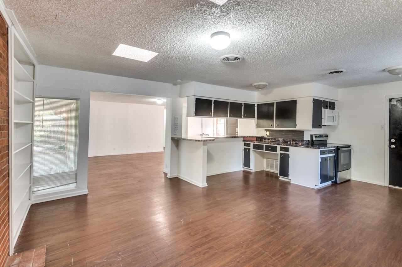 2101 Bradford Dr - Photo 2 of 21