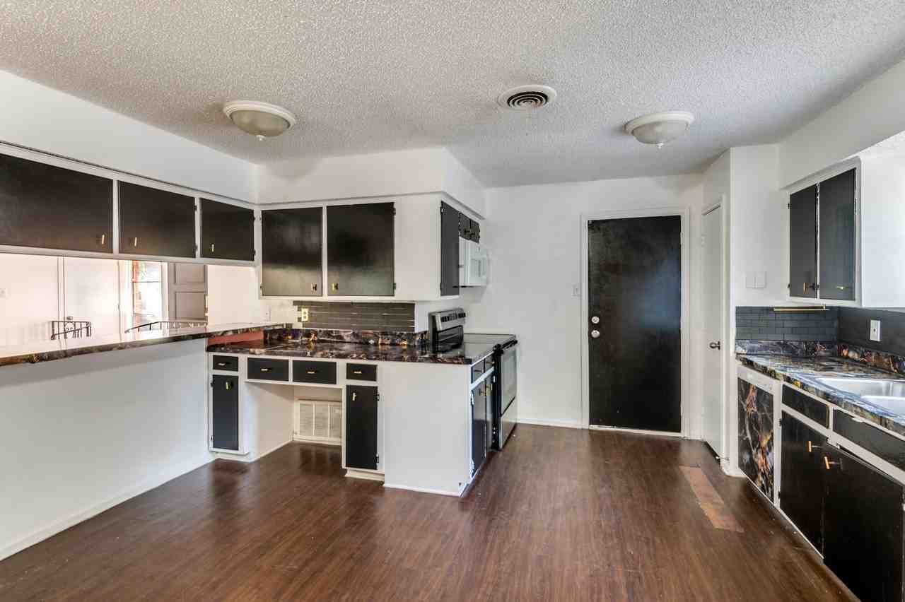 2101 Bradford Dr - Photo 3 of 21