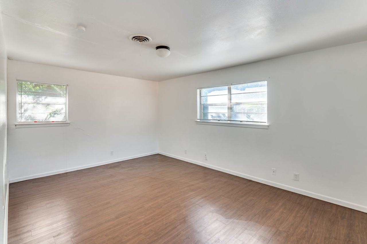 2101 Bradford Dr - Photo 5 of 21