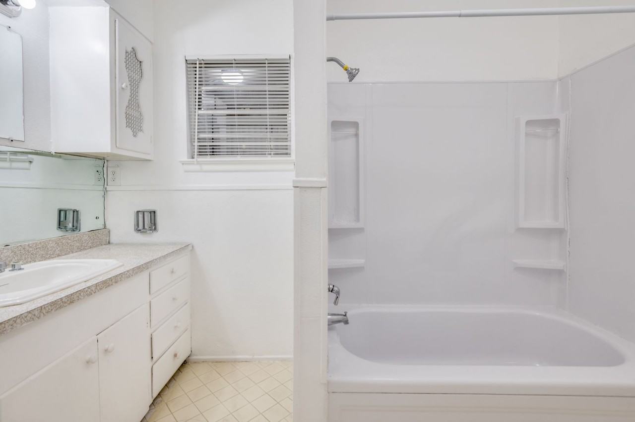 2101 Bradford Dr - Photo 7 of 21