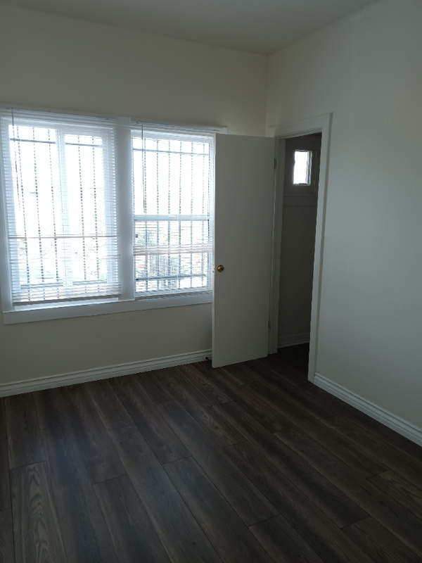 1407 W 49th St #1407 - Photo 3 of 10