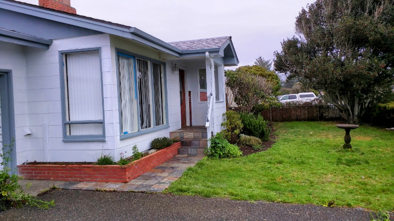 1218 Iris St - Photo 2 of 5