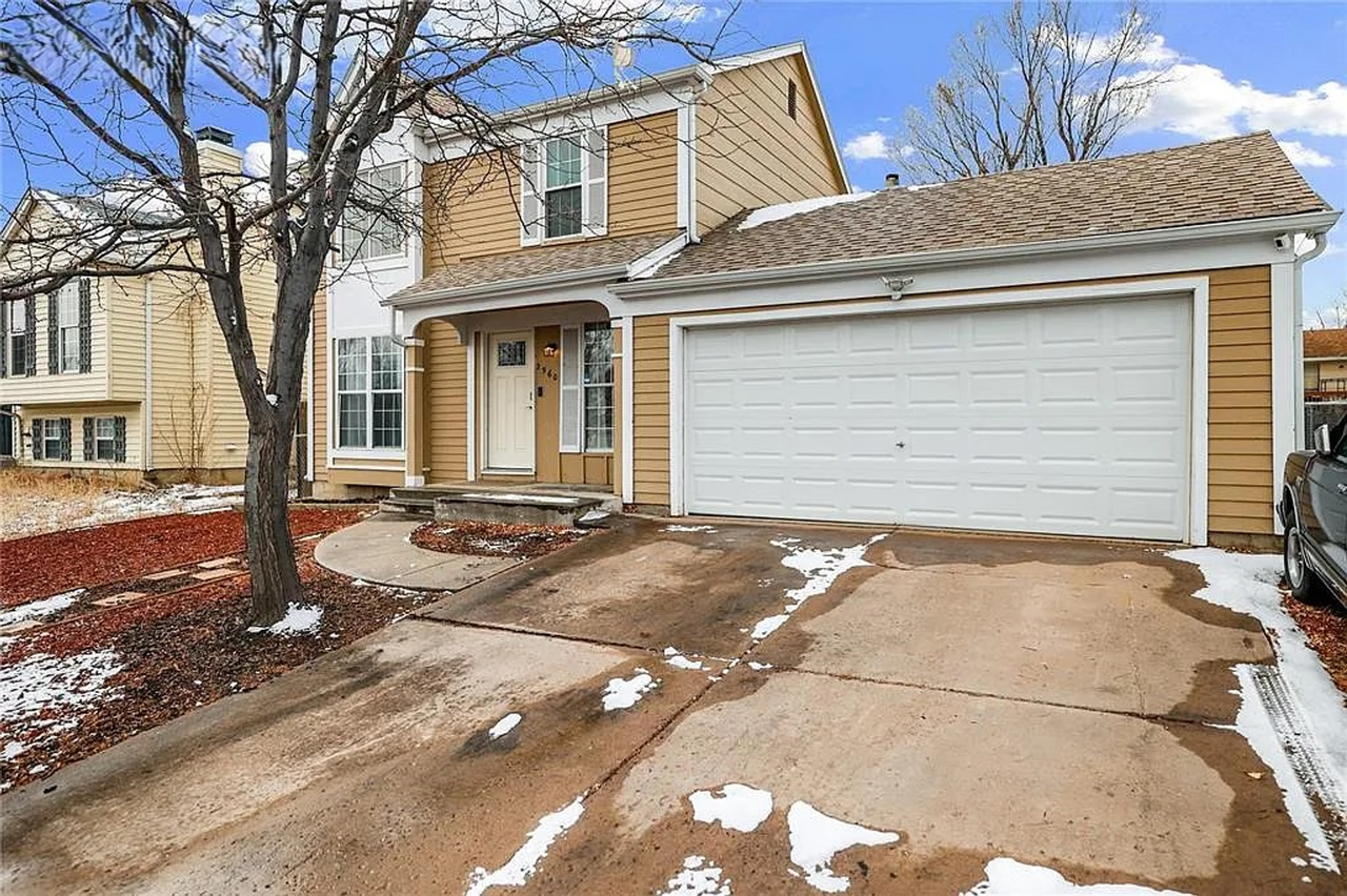 2560 Clarendon Dr - Photo 2 of 46