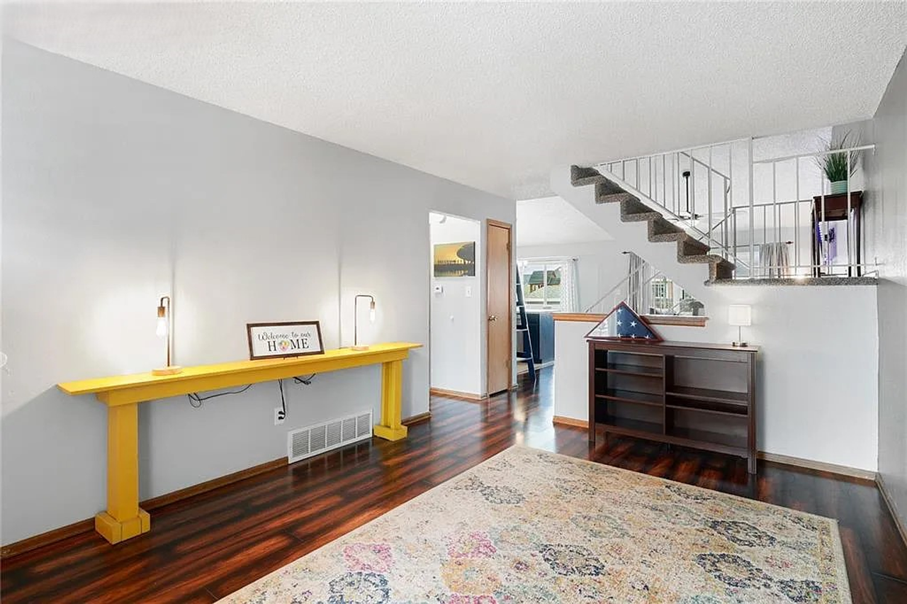 2560 Clarendon Dr - Photo 4 of 46