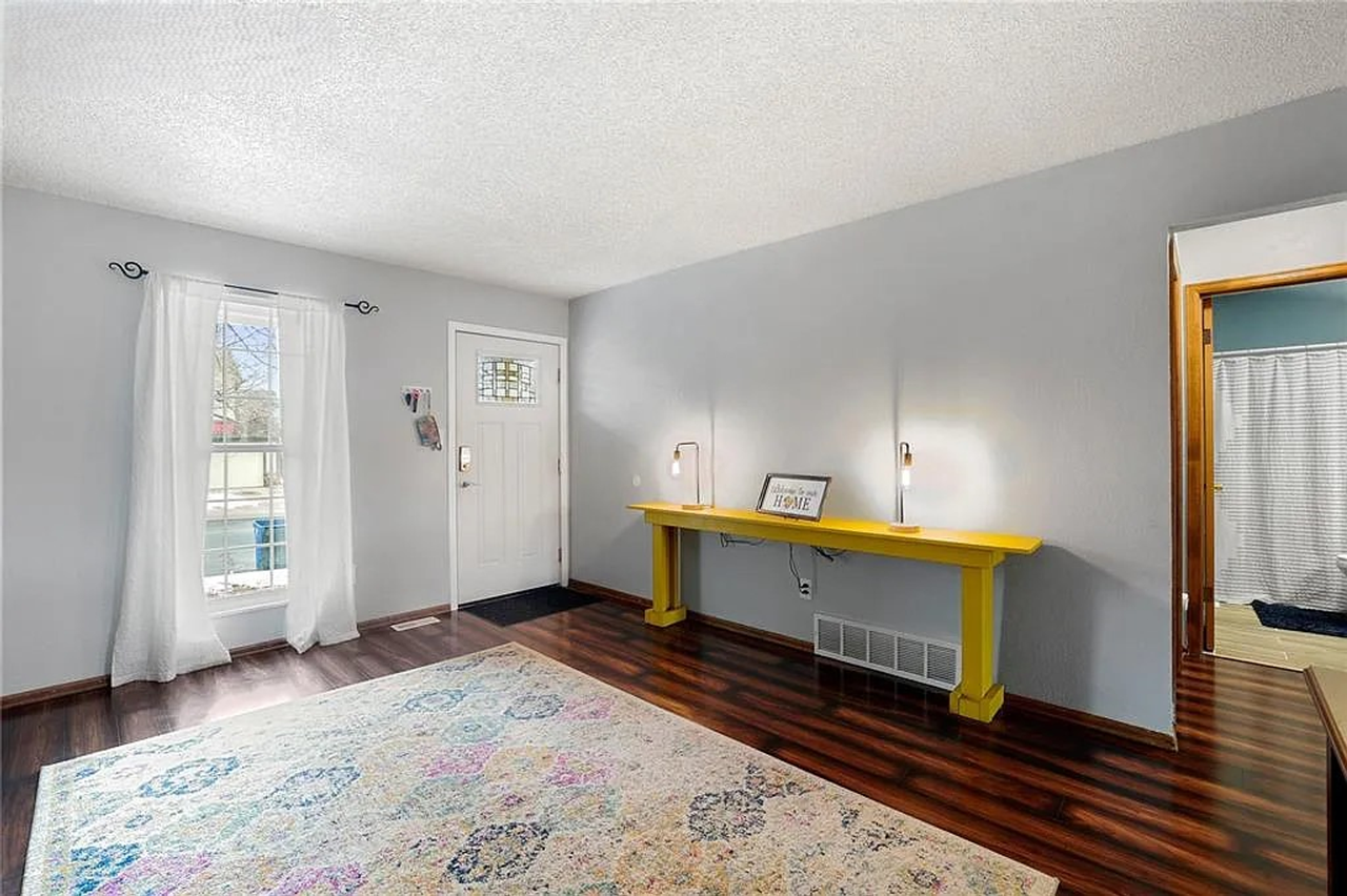 2560 Clarendon Dr - Photo 5 of 46