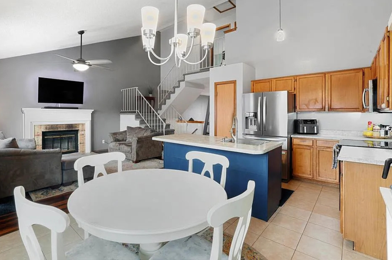 2560 Clarendon Dr - Photo 6 of 46