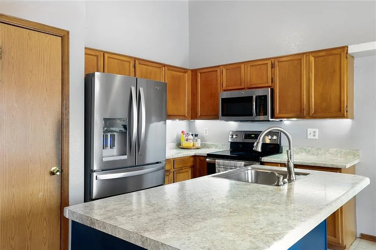 2560 Clarendon Dr - Photo 7 of 46