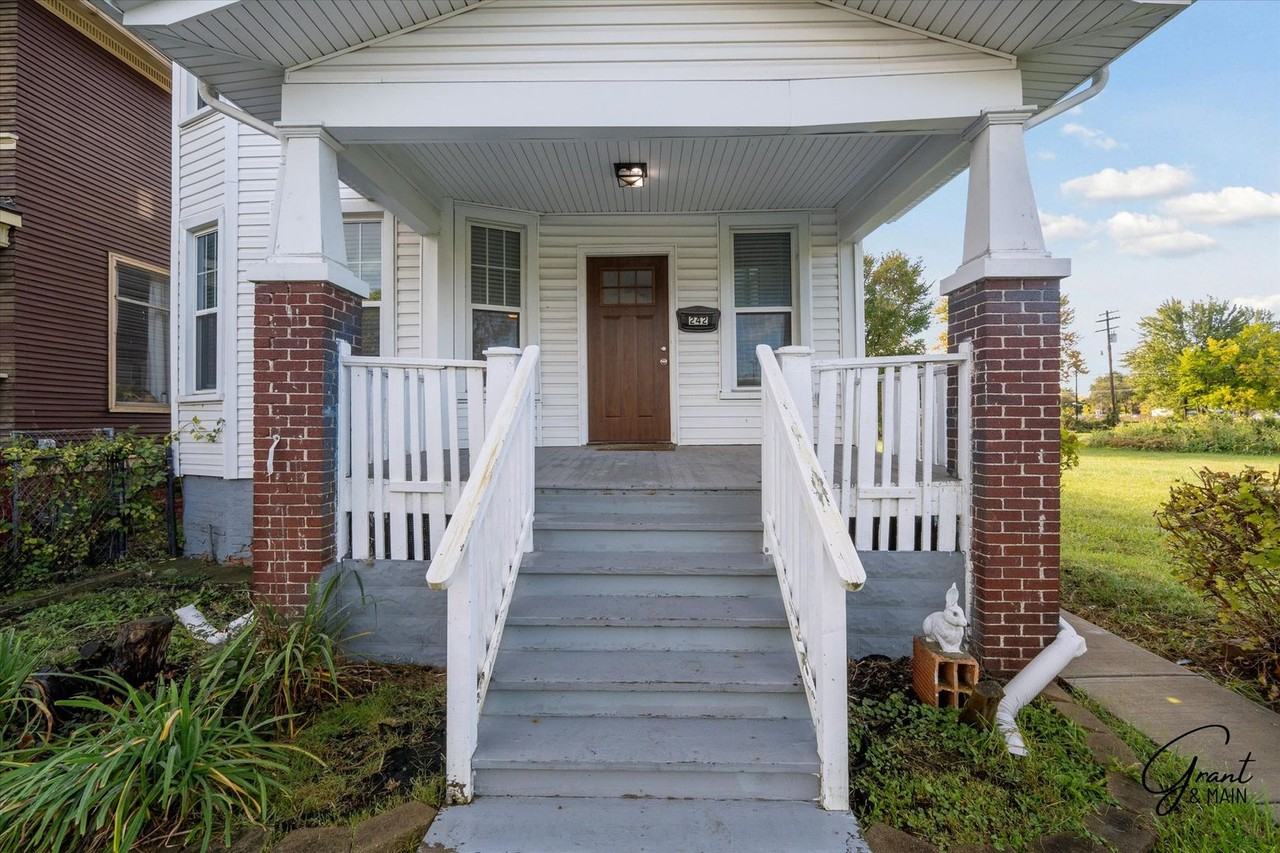 242 Harmon St - Photo 2 of 30
