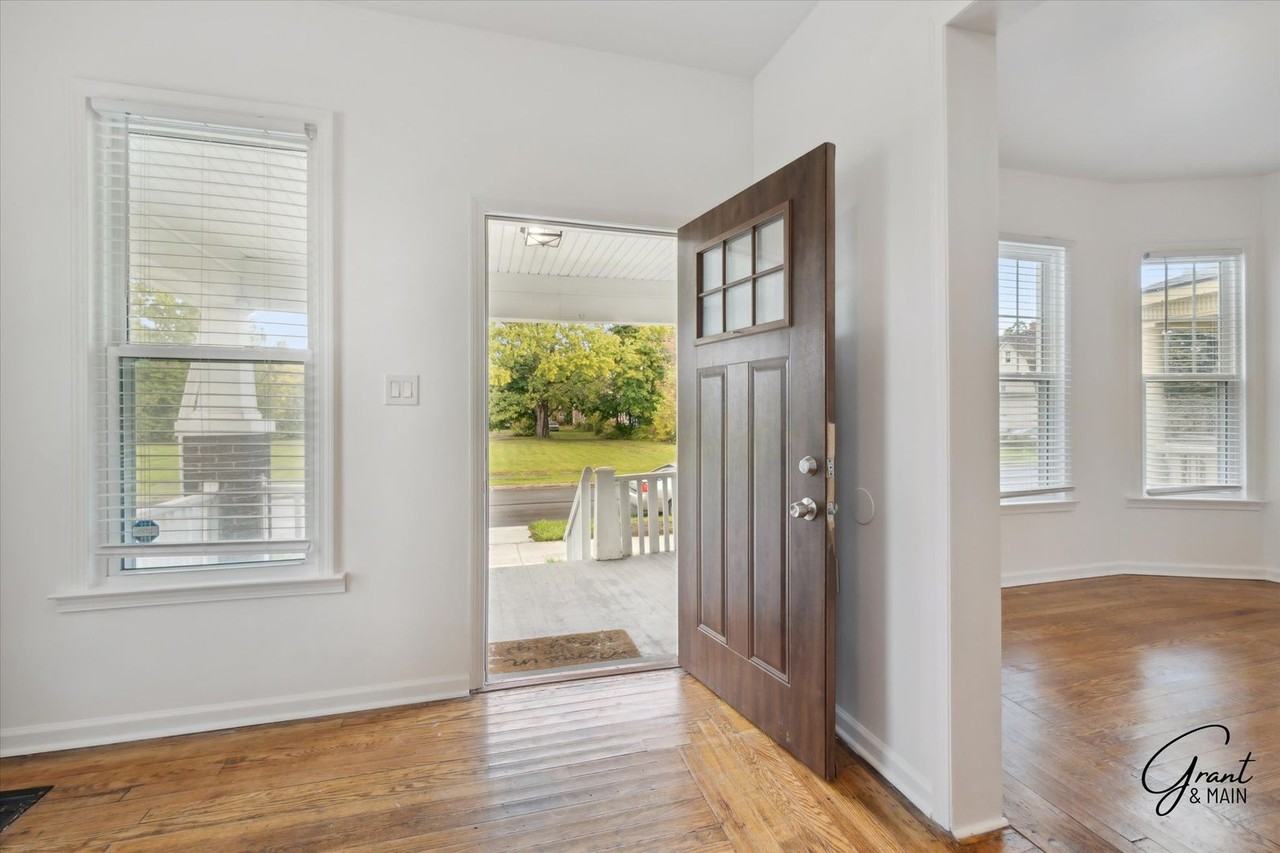 242 Harmon St - Photo 3 of 30