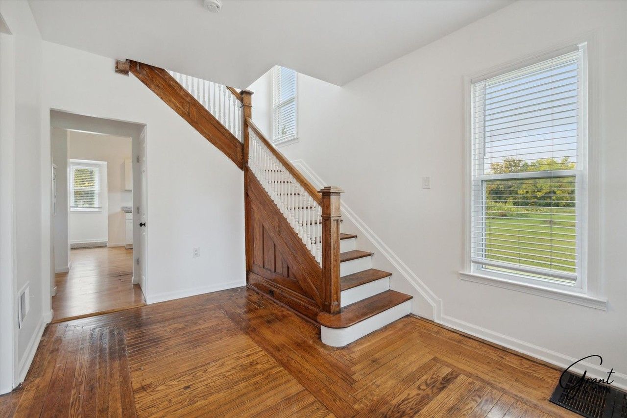 242 Harmon St - Photo 4 of 30