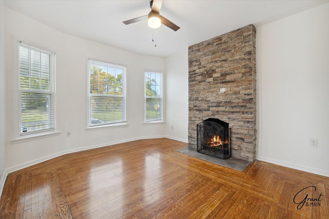 242 Harmon St - Photo 6 of 30