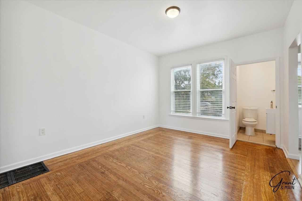 242 Harmon St - Photo 7 of 30