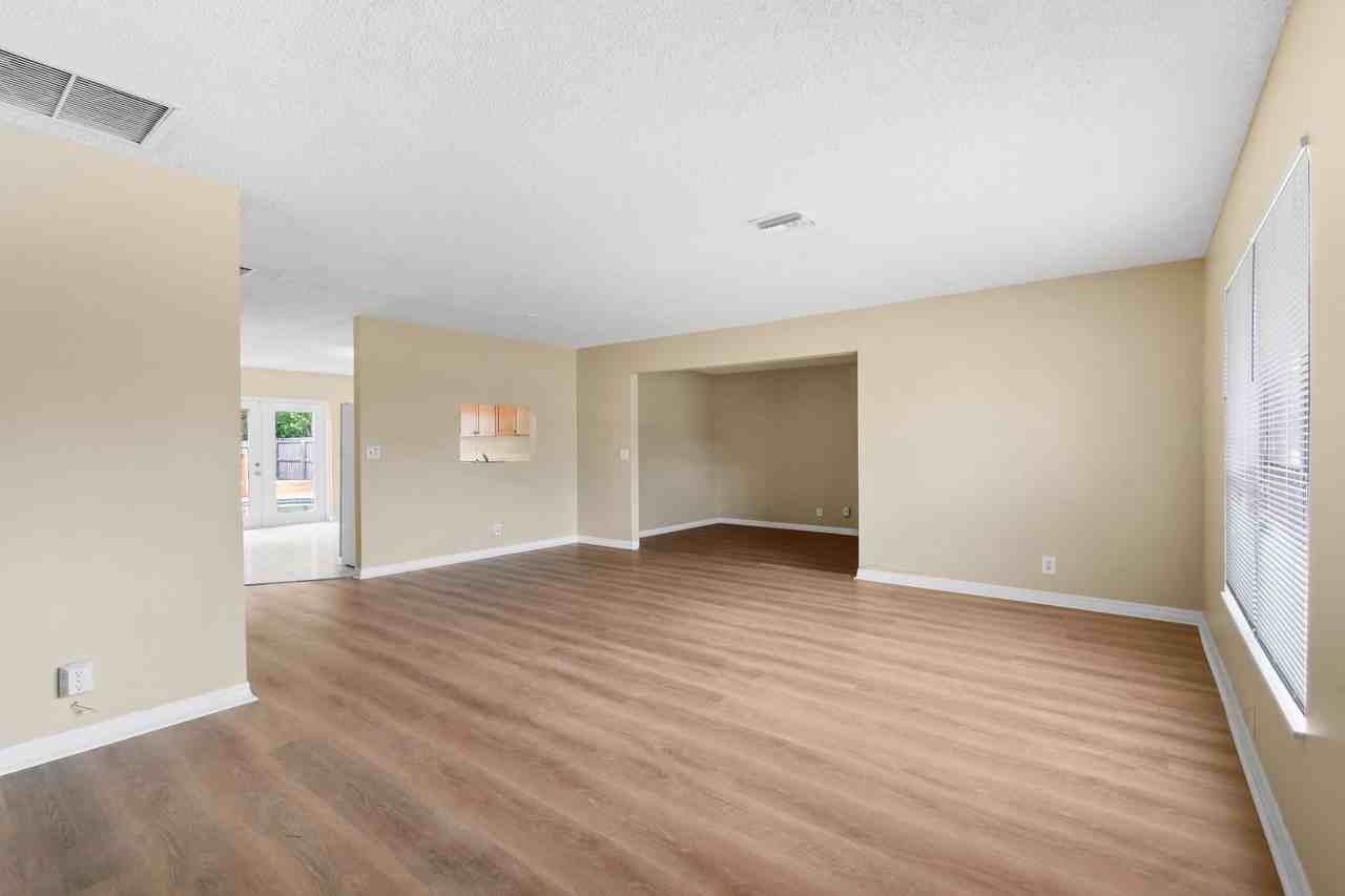6126 Wauconda Way E - Photo 5 of 28