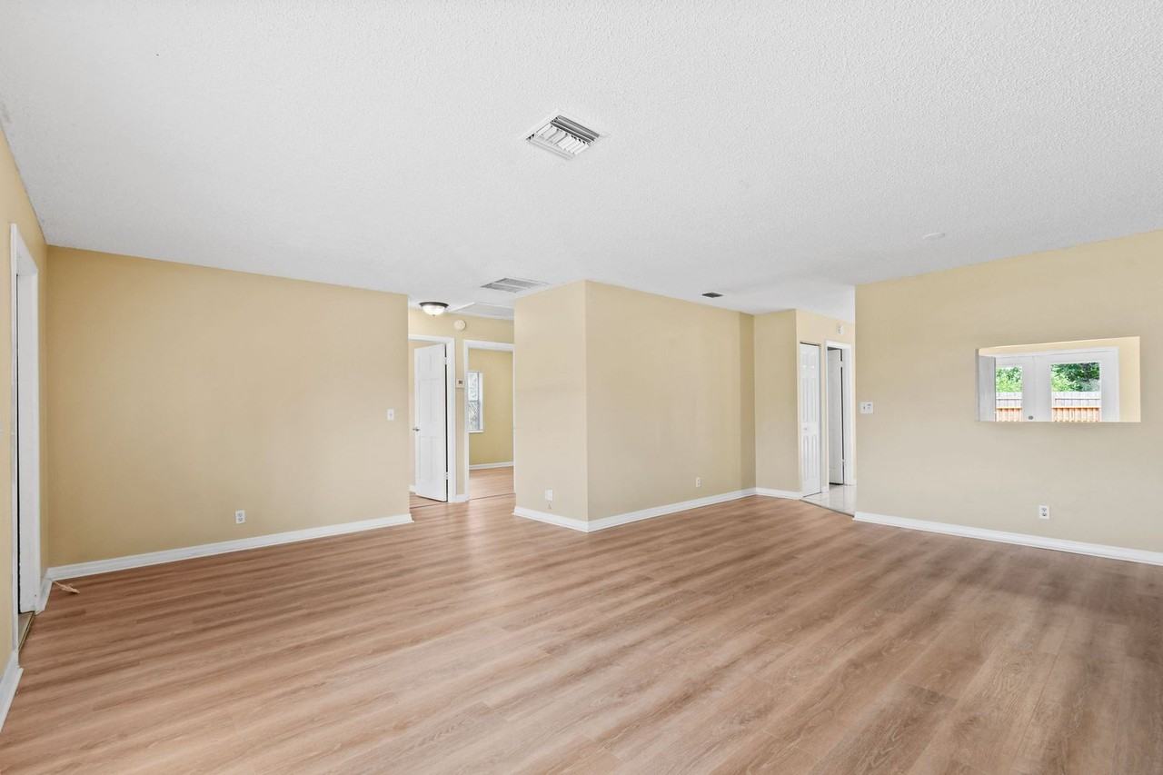 6126 Wauconda Way E - Photo 6 of 28