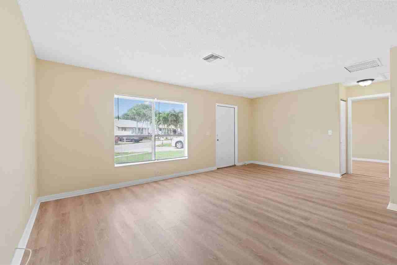 6126 Wauconda Way E - Photo 7 of 28
