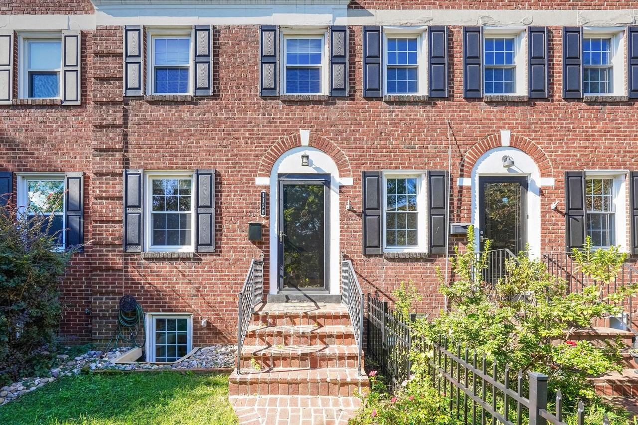1126 Powhatan St - Photo 3 of 18