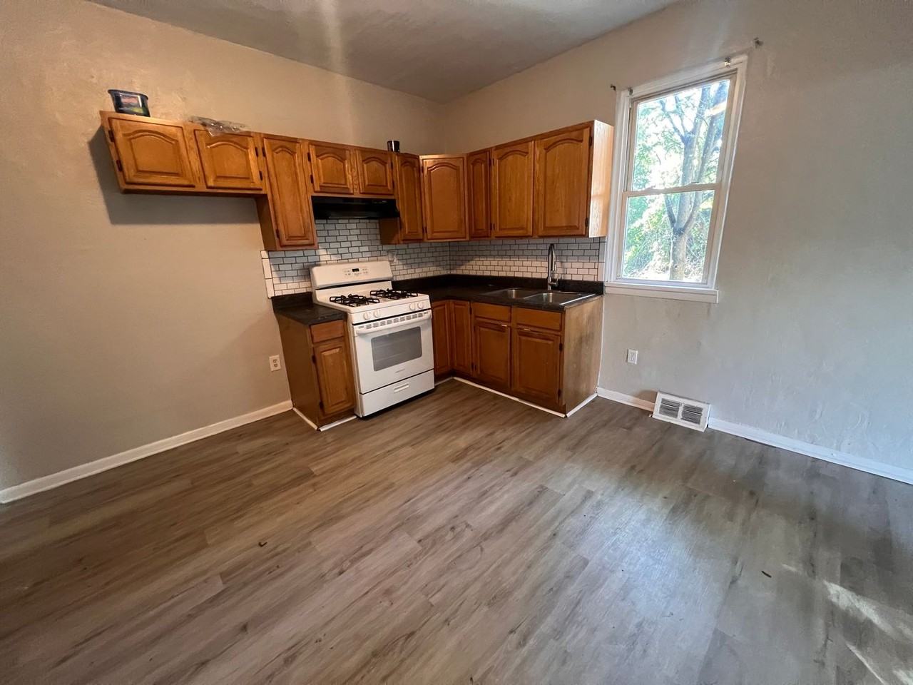 499 Case St - Photo 2 of 13
