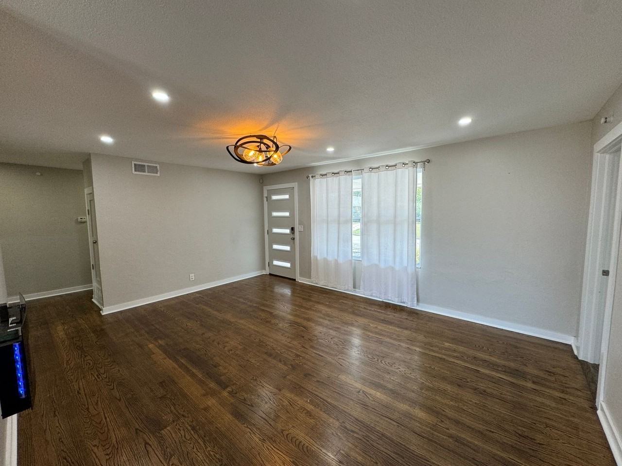 1617 Ne 47th St - Photo 3 of 31