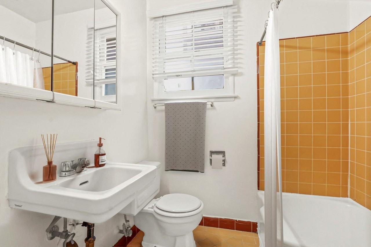 Hayworth Avenue Apartments - Photo 5 of 35