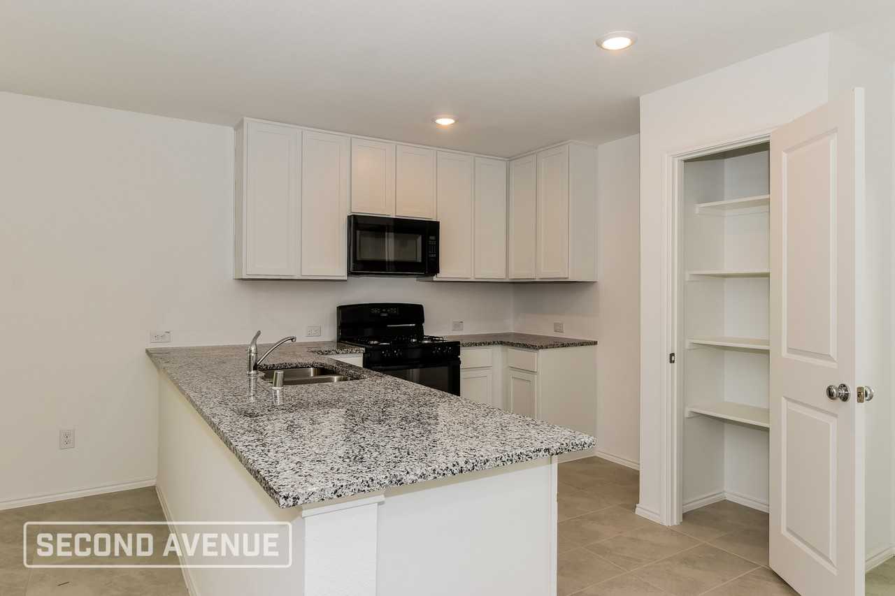 1947 Aves Glen Ln - Photo 4 of 28