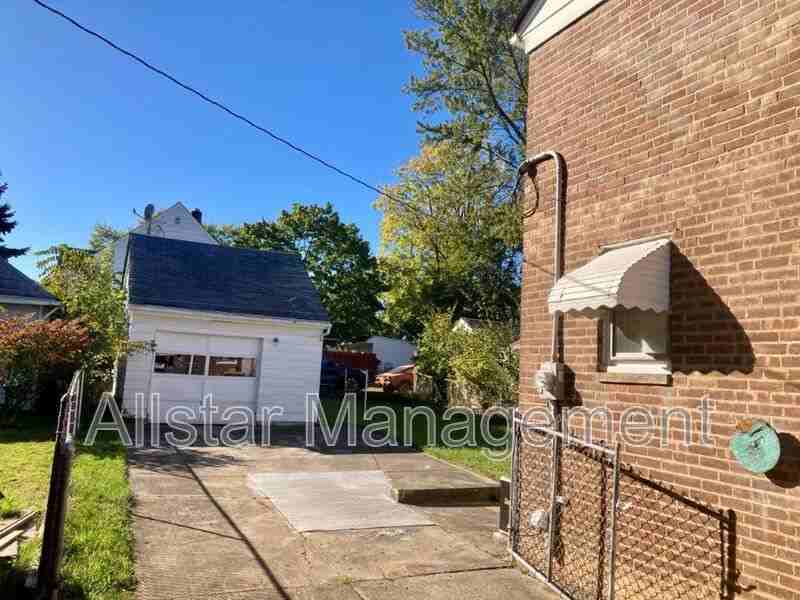 5574 Beechwood Ave - Photo 4 of 19
