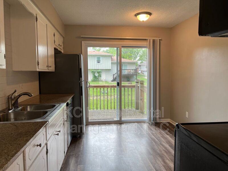 1904 E Lindenwood Cir - Photo 3 of 33