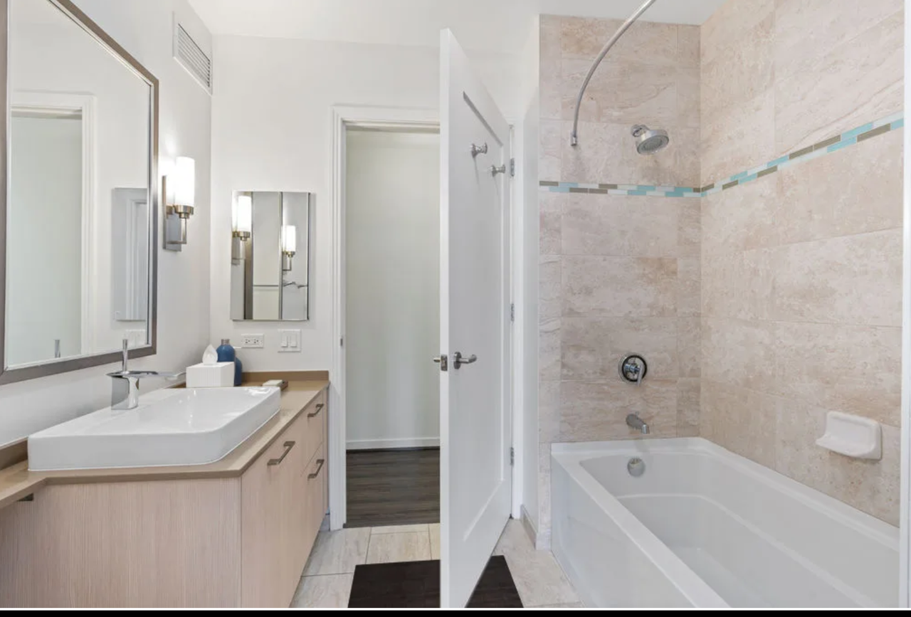 450 N Kingsbury St #08 - Photo 3 of 10