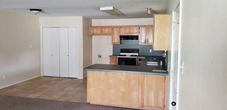 510 W Denison Cir Apt G #NA - Photo 3 of 5