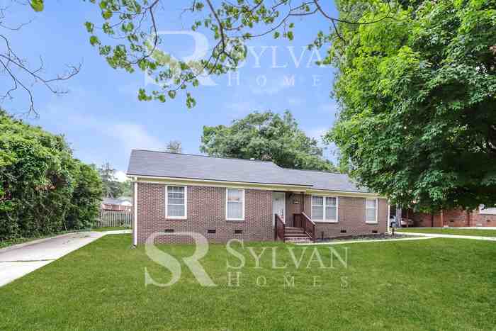 903 Benjamin Pkwy - Photo 2 of 15