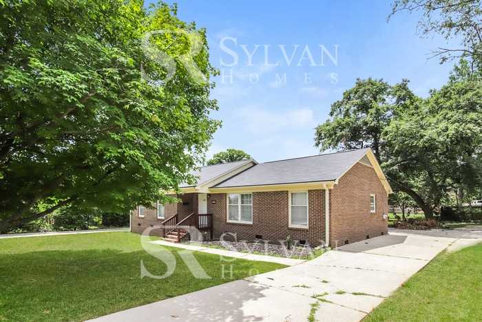 903 Benjamin Pkwy - Photo 3 of 15