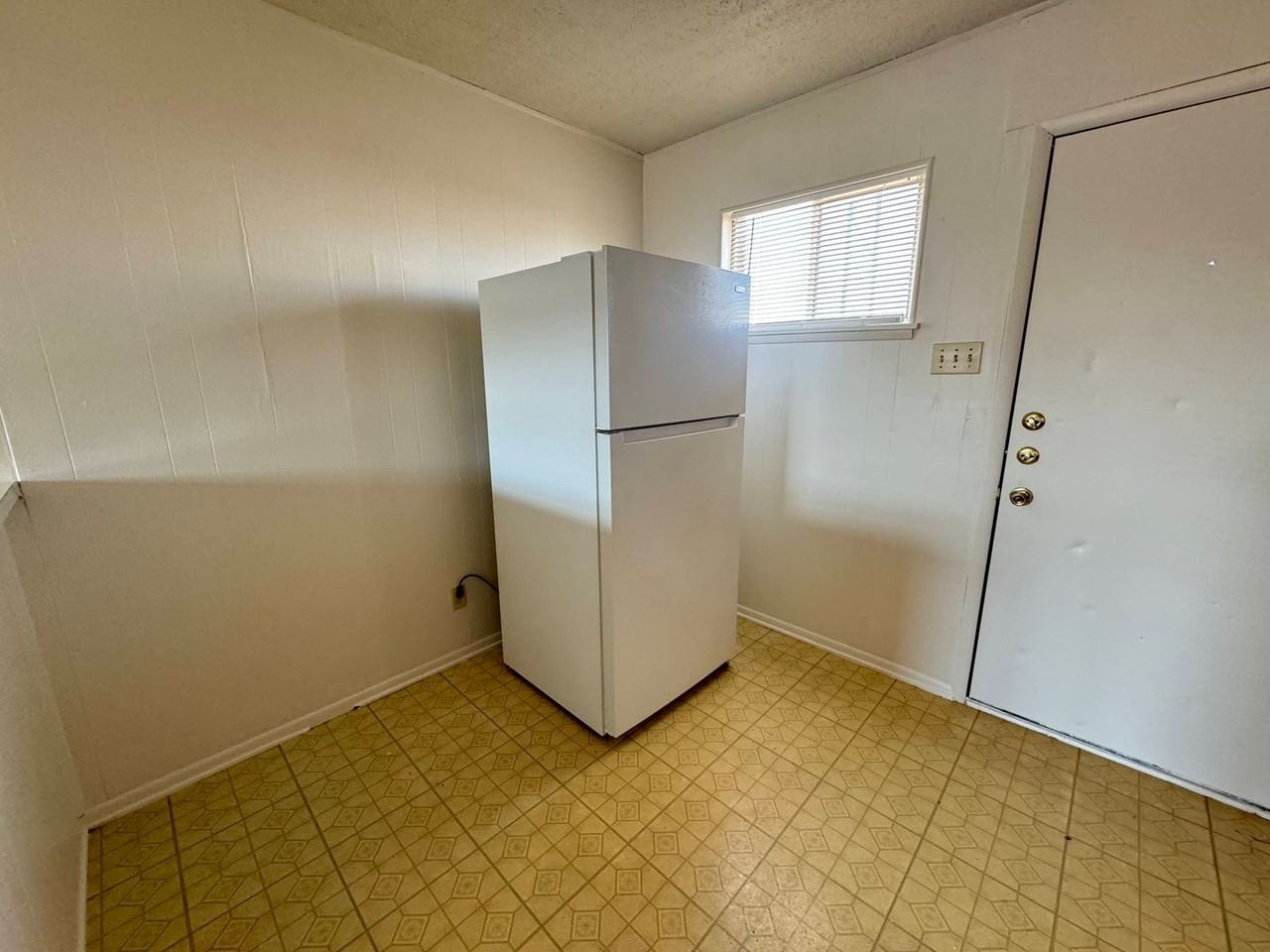 807 W  Hallmark  Ave - Photo 6 of 23