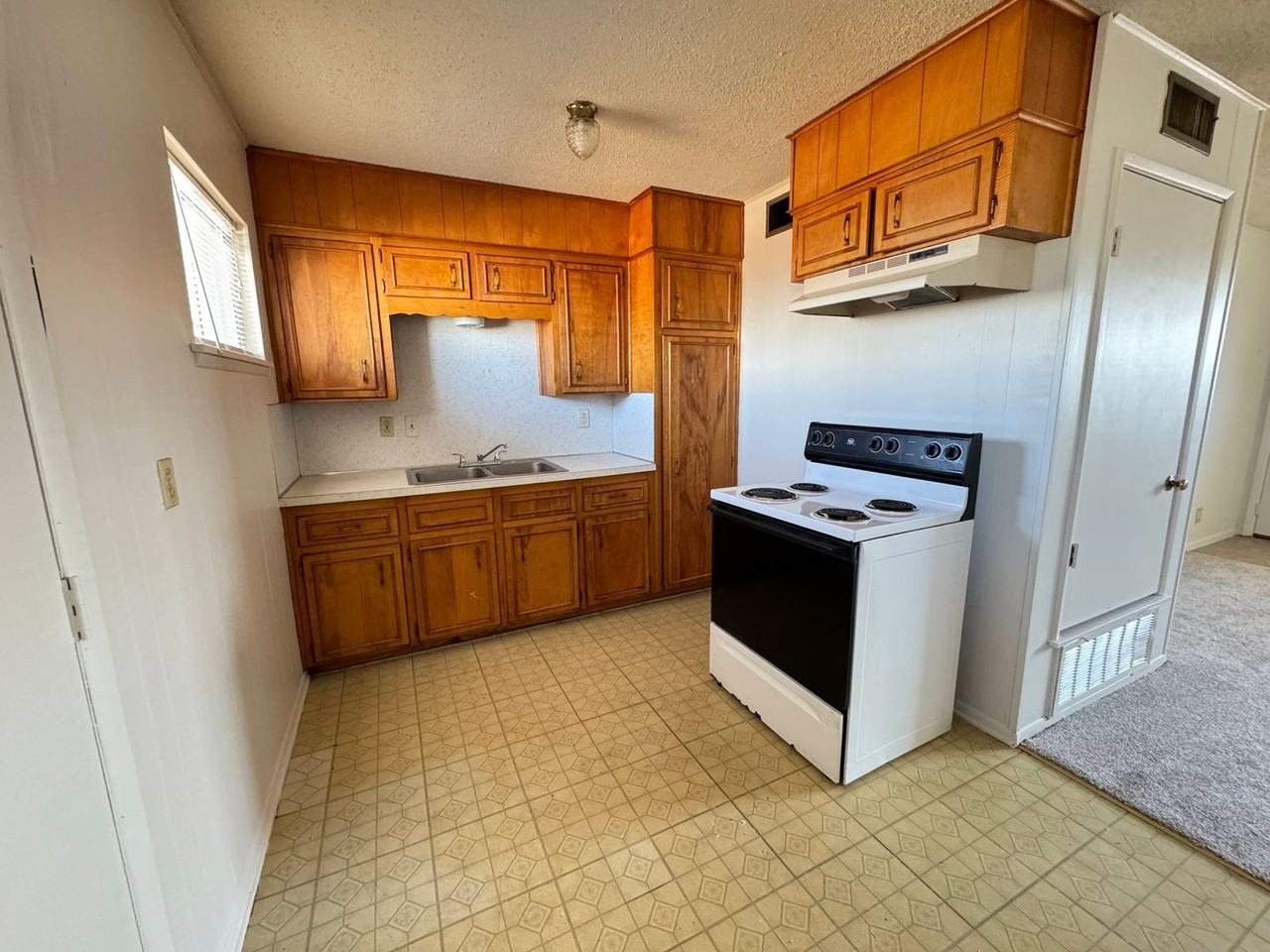 807 W  Hallmark  Ave - Photo 7 of 23