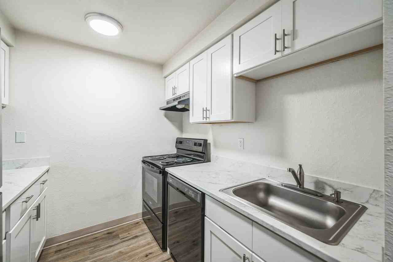 The 1800 Place Apartments - Photo 3 of 28