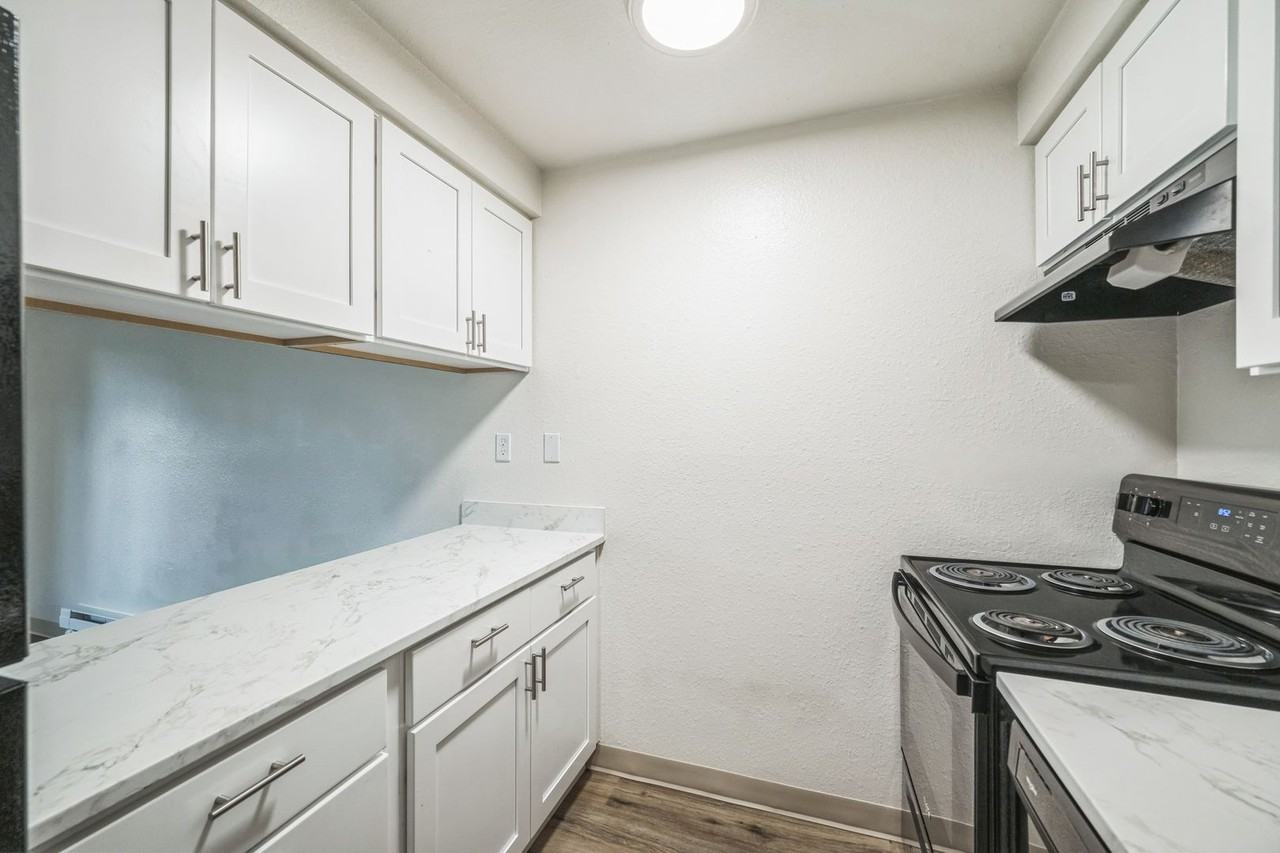 The 1800 Place Apartments - Photo 4 of 28