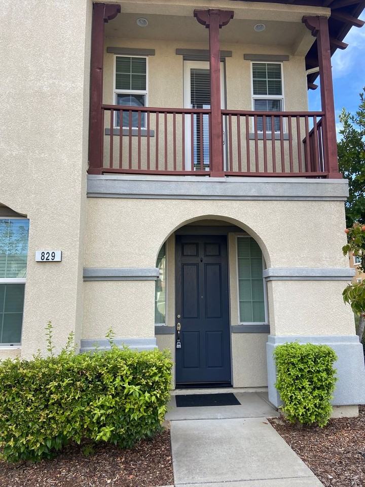 829 Blossom Rock Ln - Photo 2 of 18