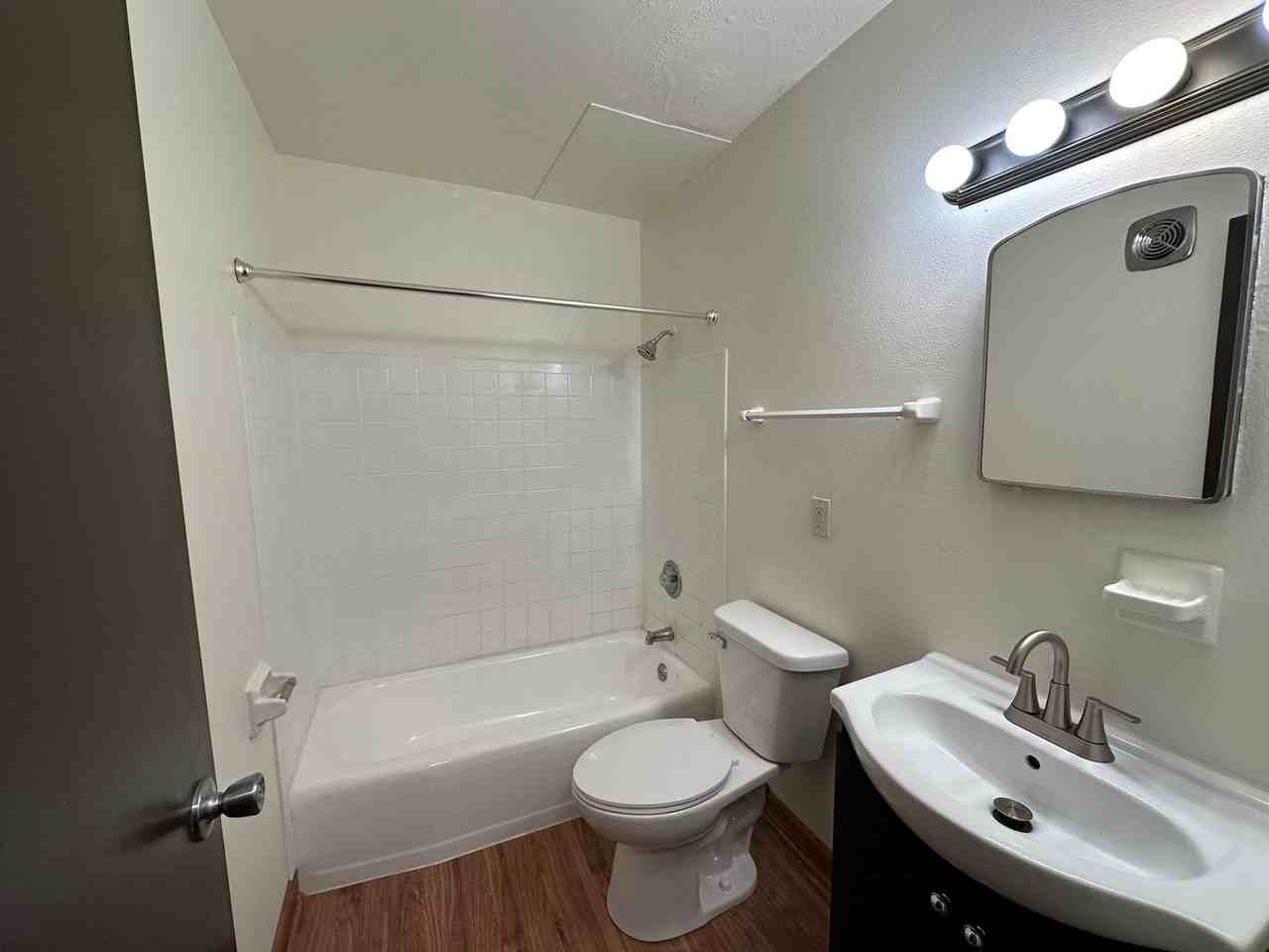 2910 Bolivar Apts - Photo 7 of 24