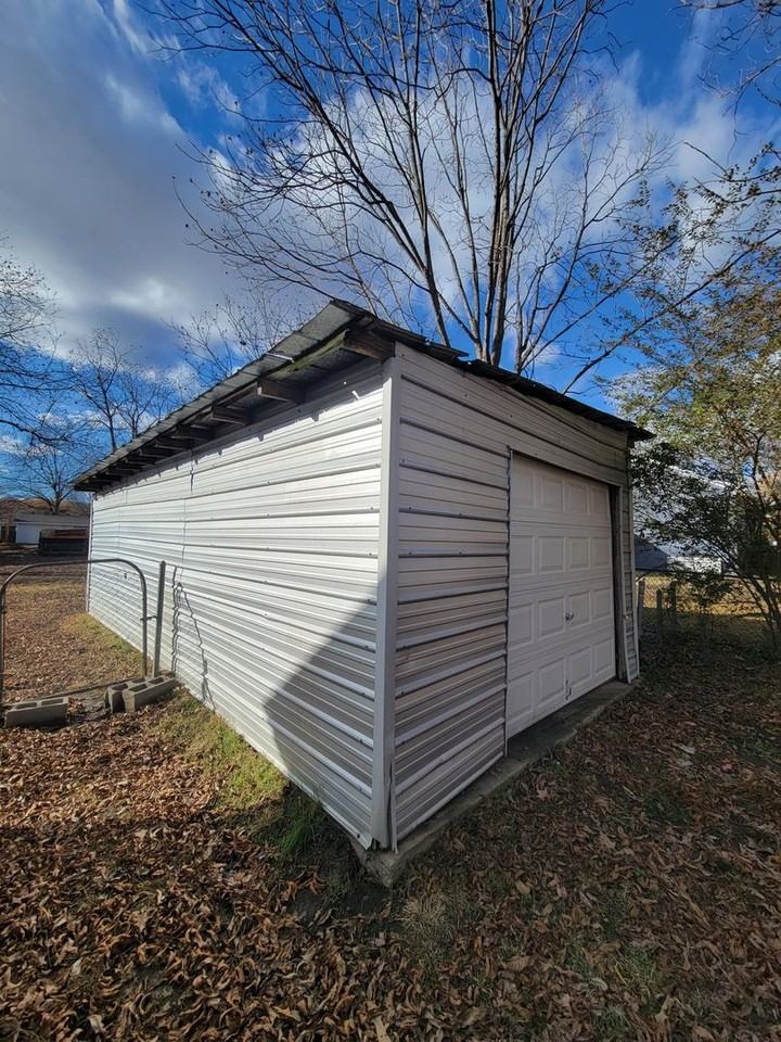 1013 Attica St - Photo 4 of 16