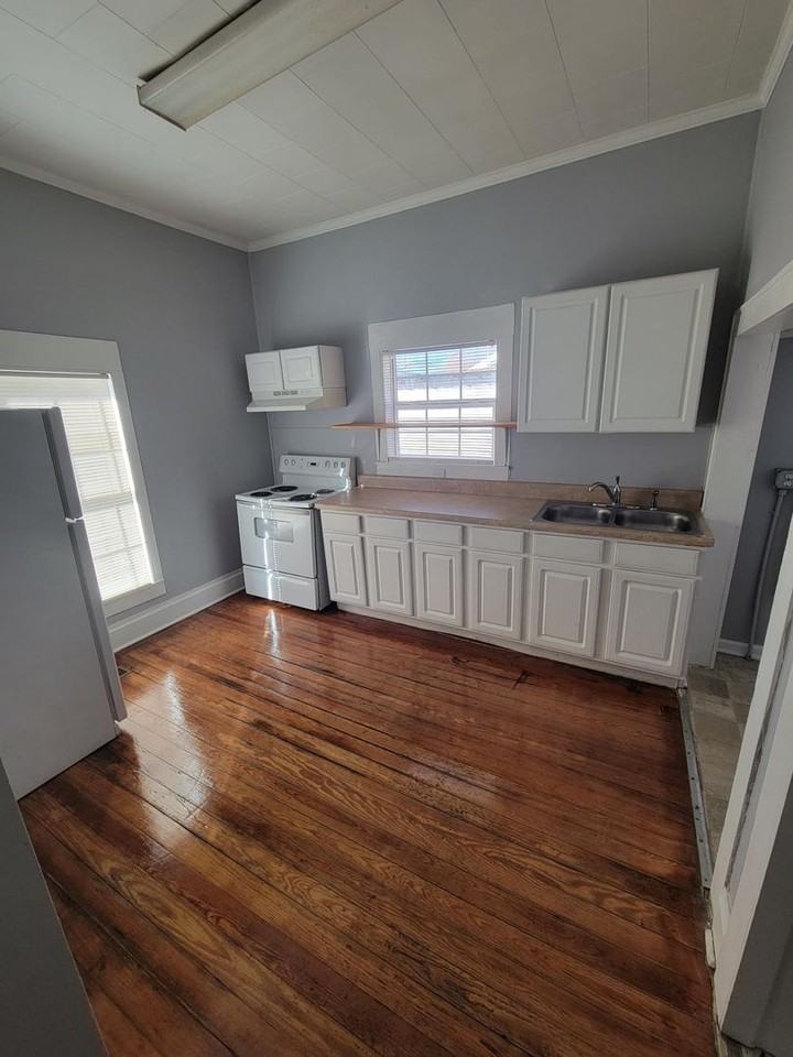 1013 Attica St - Photo 6 of 16