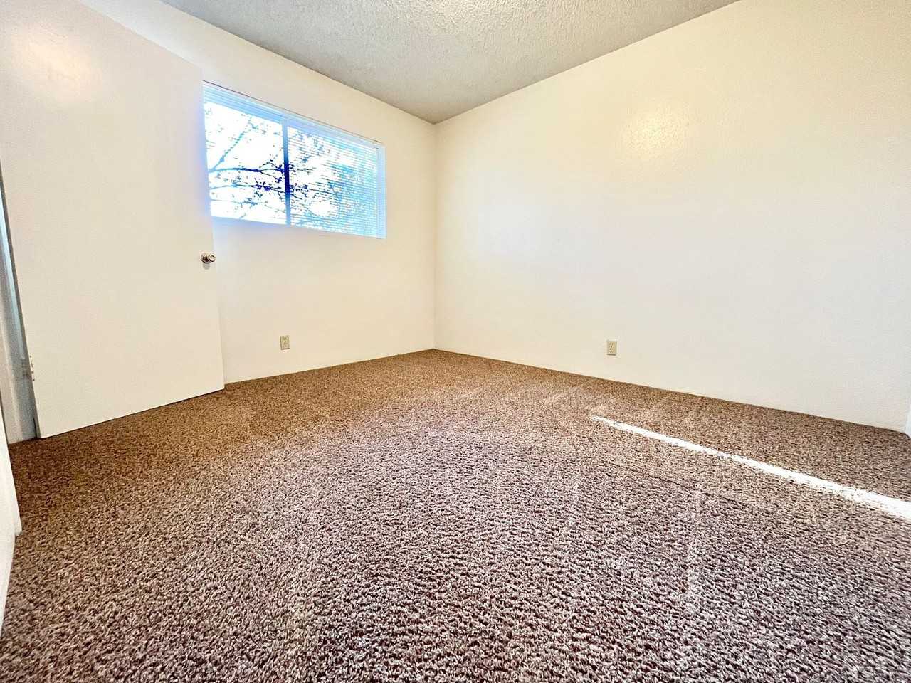 635 W 6th Avenue - Photo 4 of 10