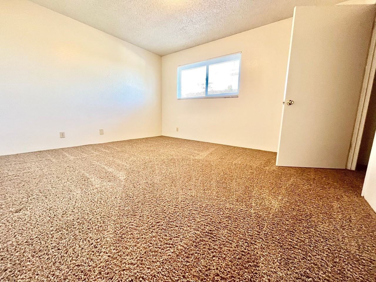 635 W 6th Avenue - Photo 5 of 10