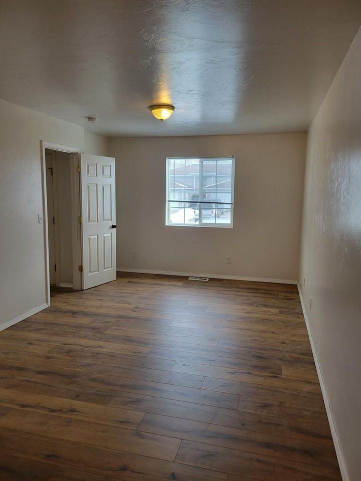 97 13th St #B - Photo 5 of 20