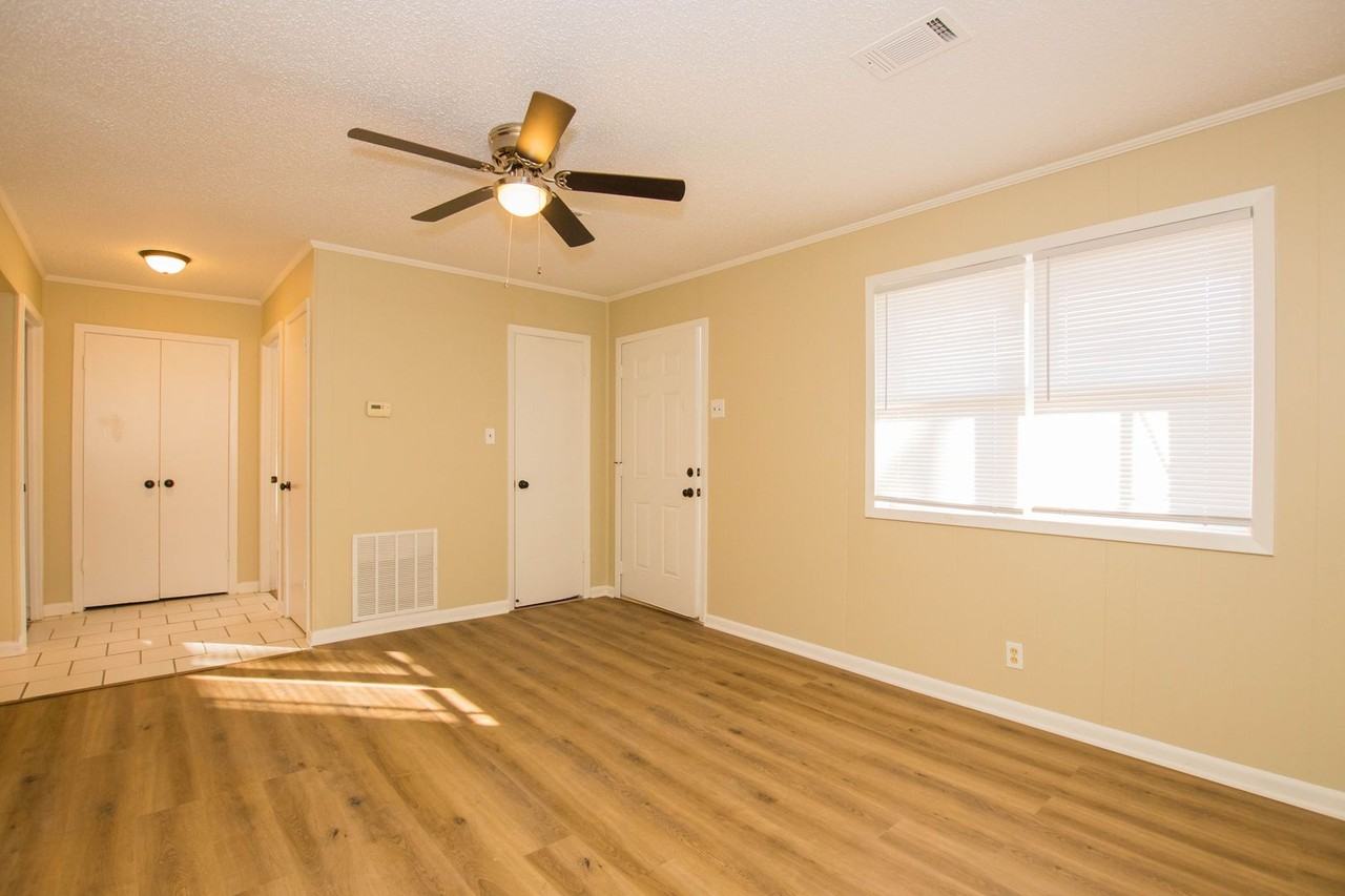 601 Paragould Drive - Photo 2 of 11