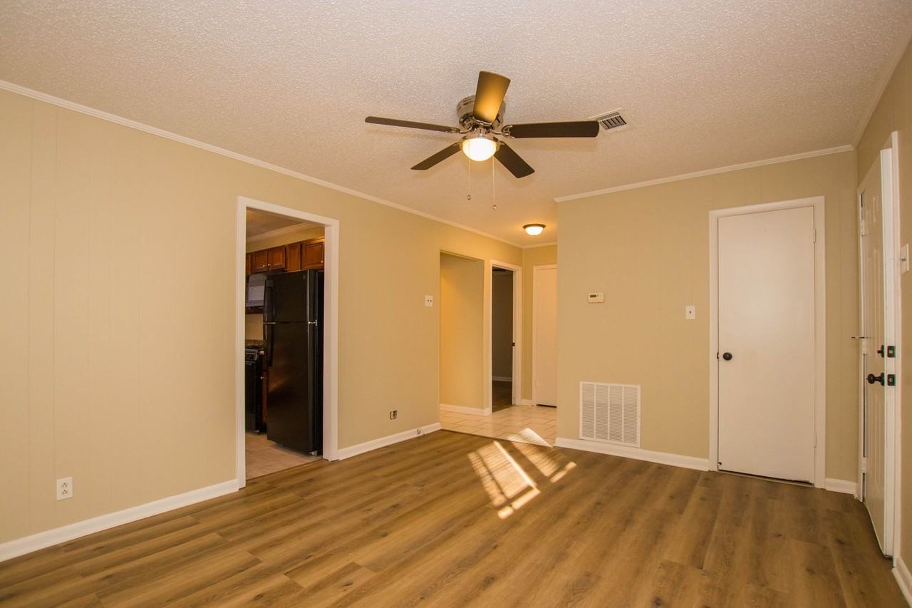 601 Paragould Drive - Photo 3 of 11