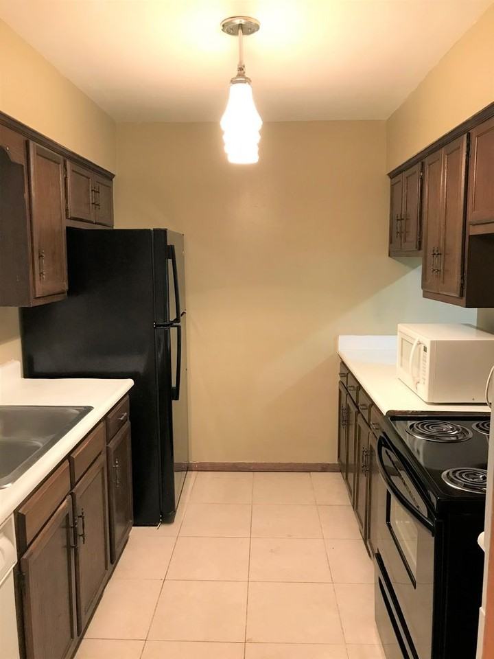 215 Bamboo Dr - Photo 3 of 10